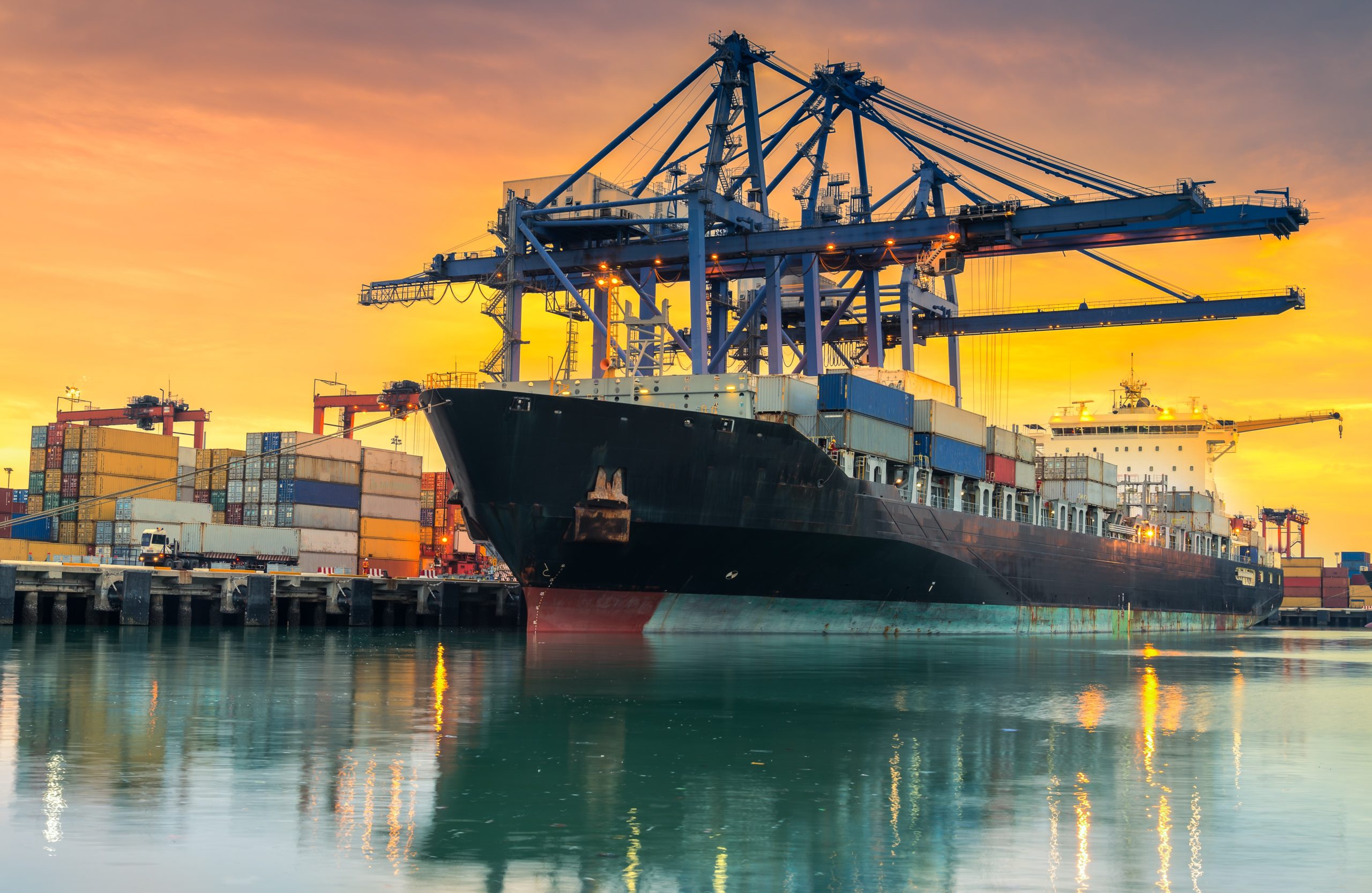 844741-ships-container-ship-marinas